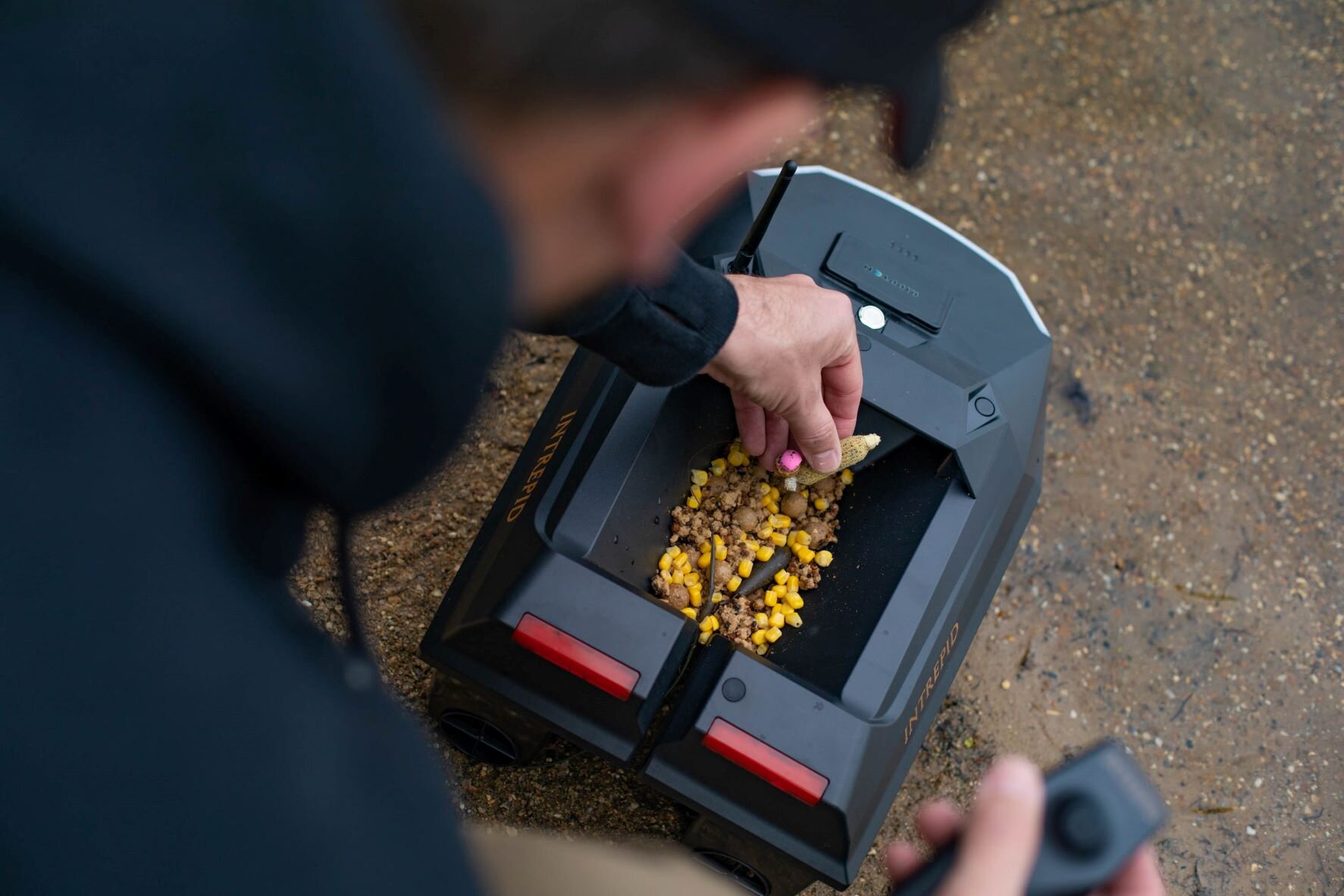 Die Zukunft des Karpfenfischens? Wir werfen einen genaueren Blick auf das Intrepid Fishing Bait Boat | Köderboot von Future Carping