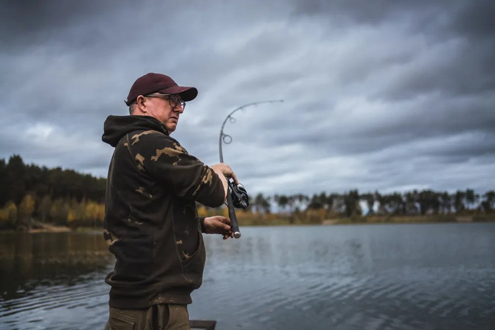 Angler angelt Karpfen mit neuer Korda Angelrute